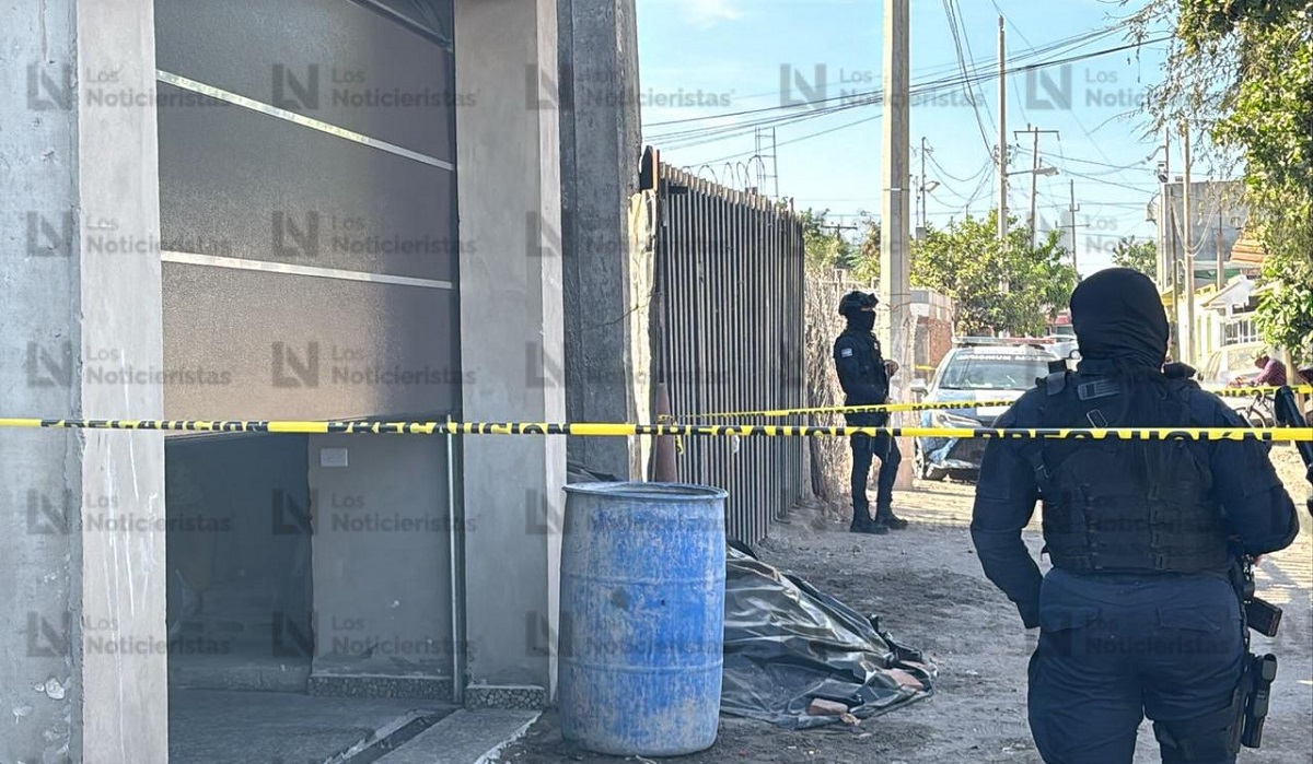Dentro de su domicilio ejecutan a balazos al comandante de la Policía Municipal de Navolato Marco ‘N’ alias “Oso”