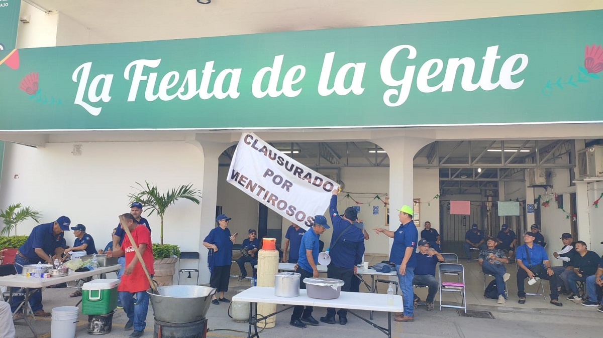 ¡En pie de lucha! Policías jubilados retoman Palacio Municipal de Ahome, ahora es indefinido