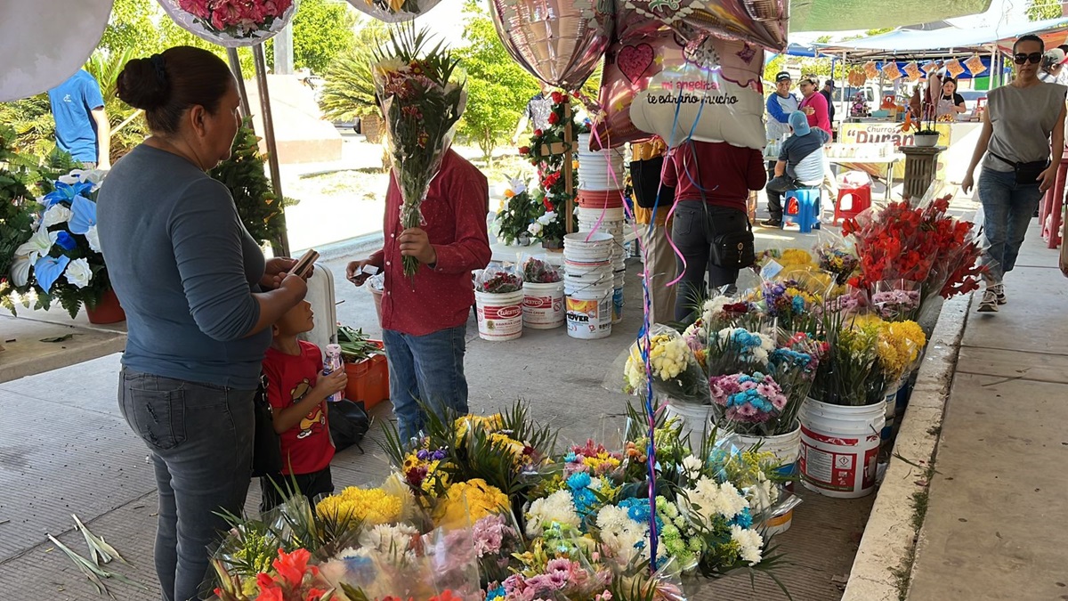Buenas ventas registran floristas en Día de Muertos en Guasave