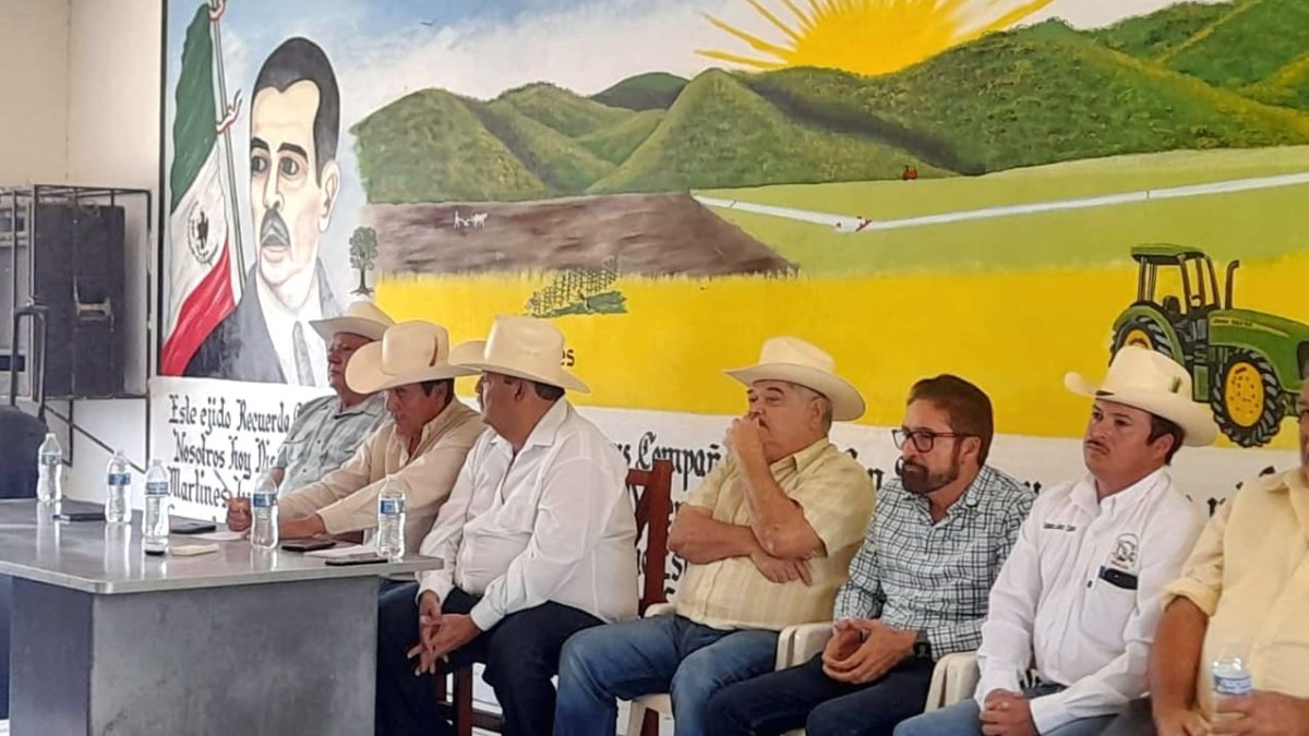 Productores agrícolas de Sinaloa en una reunión en el municipio de Angostura