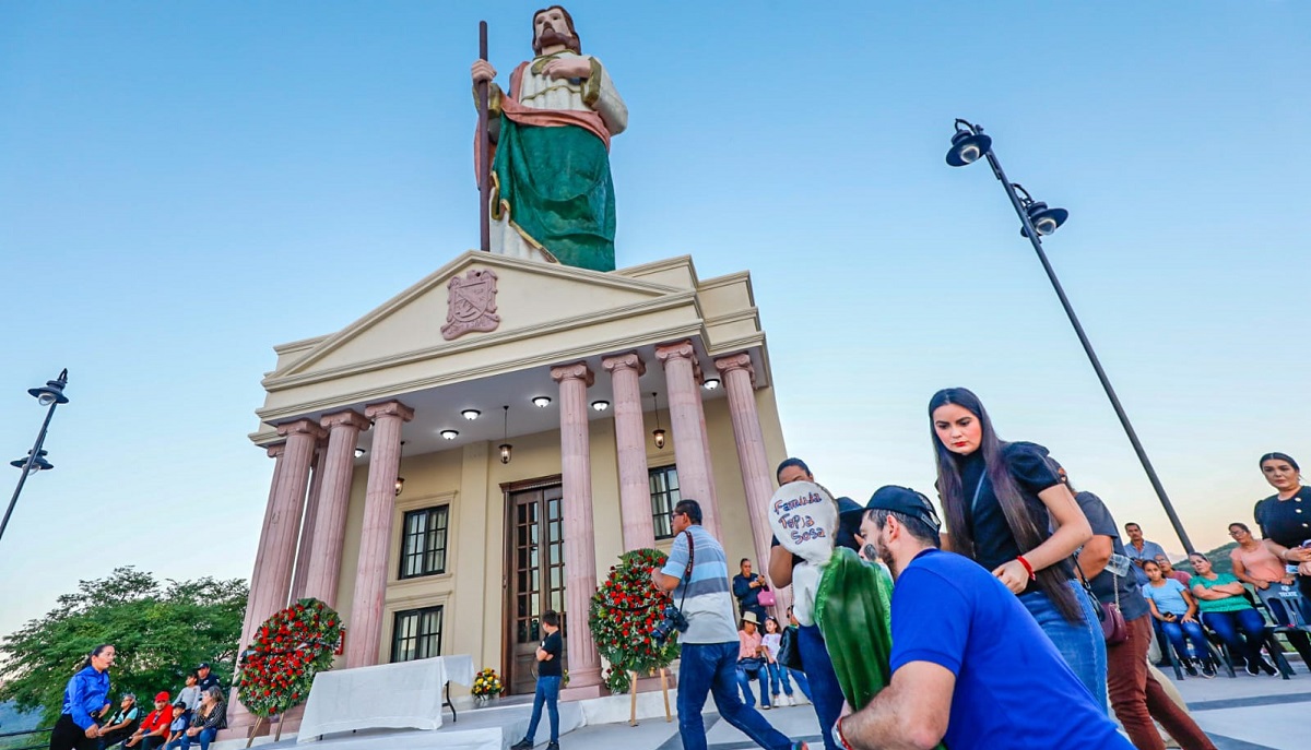 Ramsés Tapia subió de rodillas hasta la cima de la capilla de San Judas Tadeo en Badiraguato