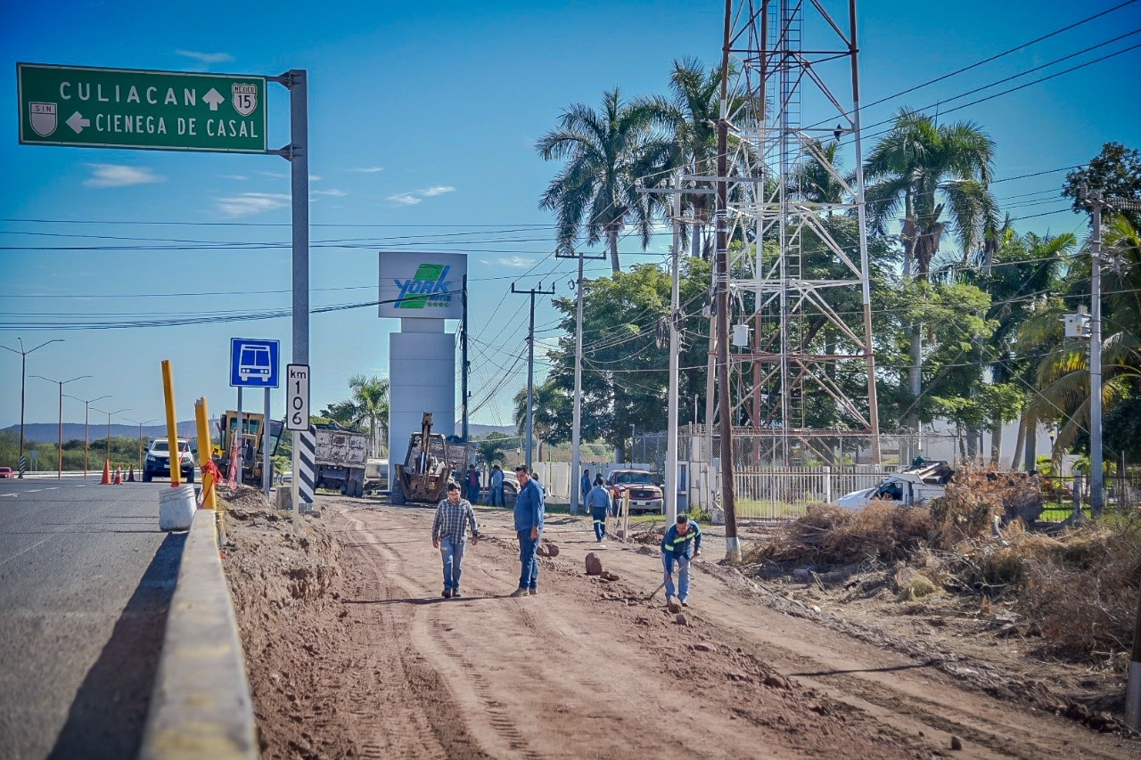 Realizan accesos en el entronque de la zona industrial de Salvador Alvarado para dar paso a la semaforización