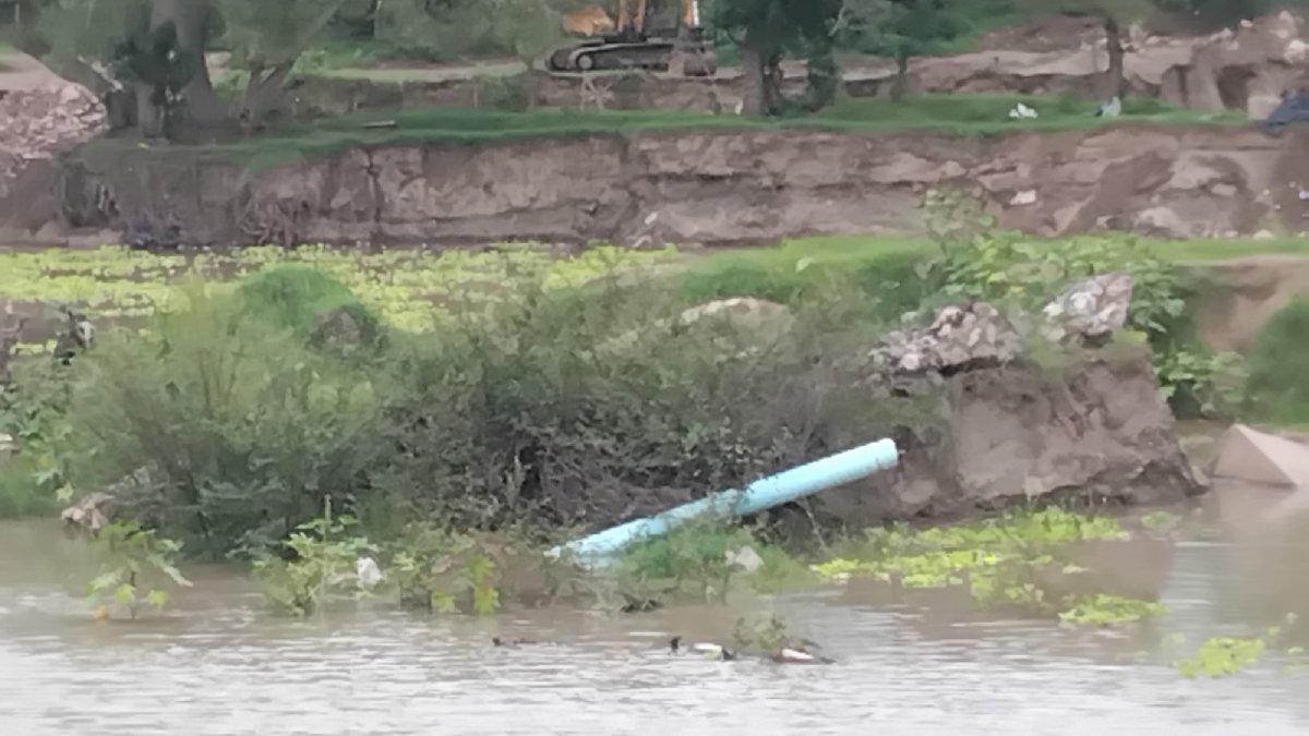 tubería en el puente del Río Presidio
