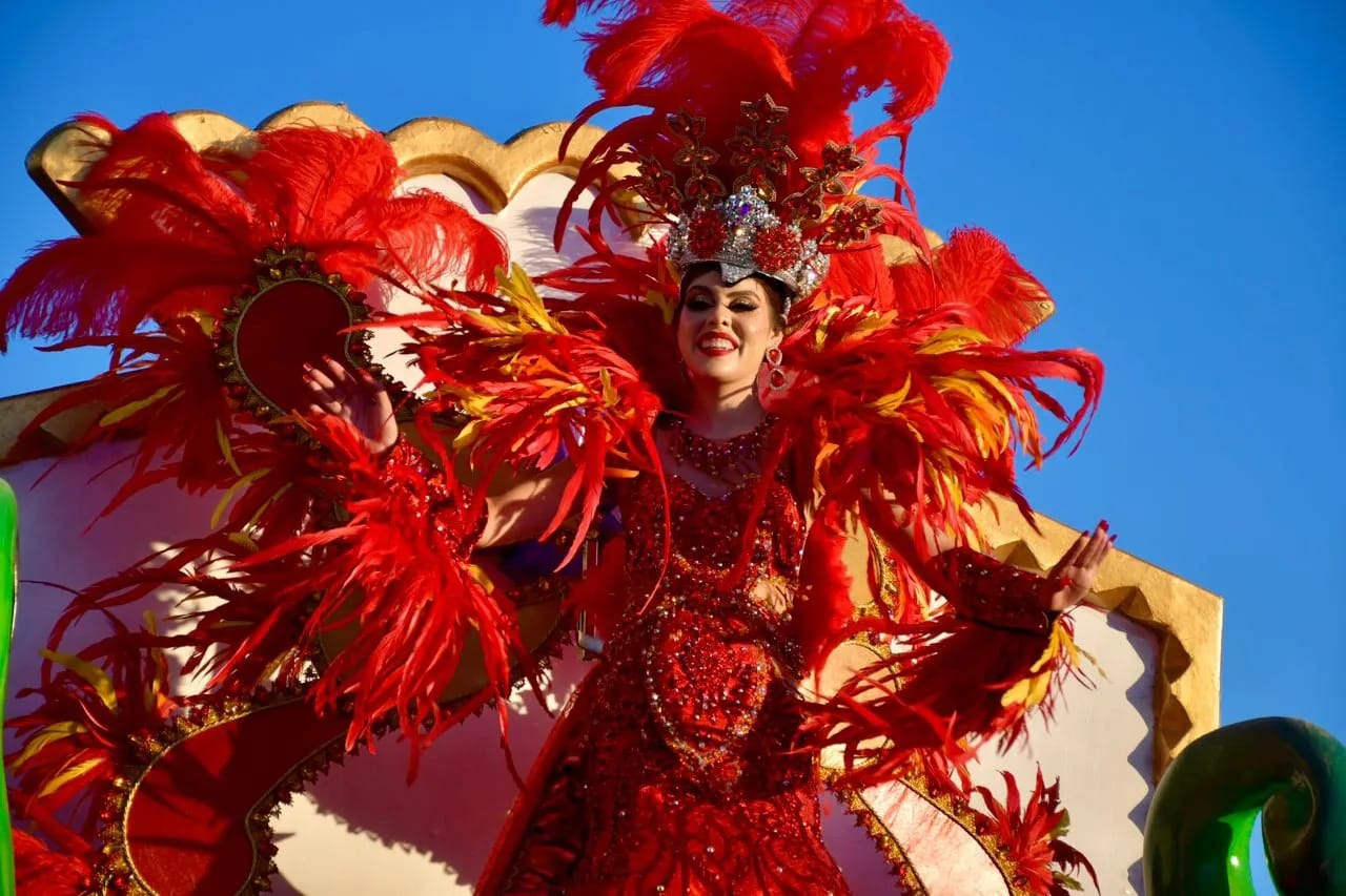 Grupo Vibra 95.1 es parte de la Fantasía Brasileña en el primer Recorrido del Carnaval Guamúchil 2024