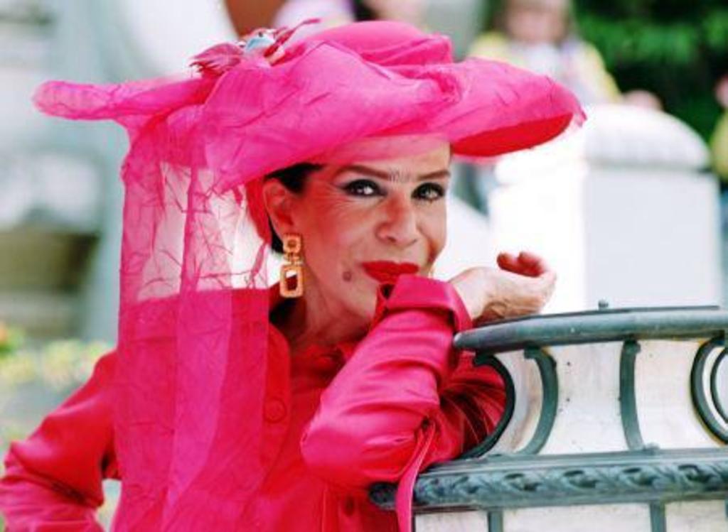Renata Flores vestida de rosa