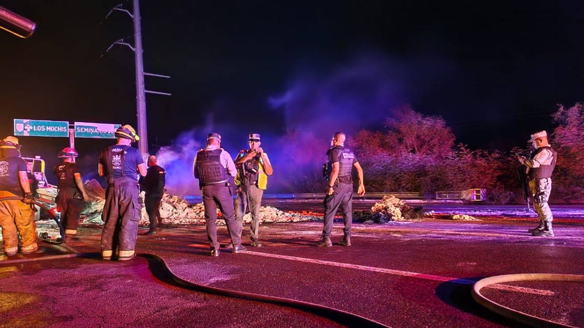 retiran unidades calcinadas que bloqueaban la carretera mexico 15 al norte de culiacan