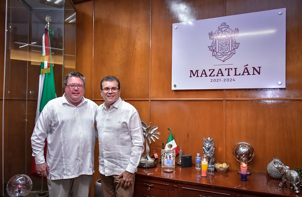 Matthew Roth, cónsul de EU en Hermosillo y Édgar González Zatarain, alcalde de Mazatlán