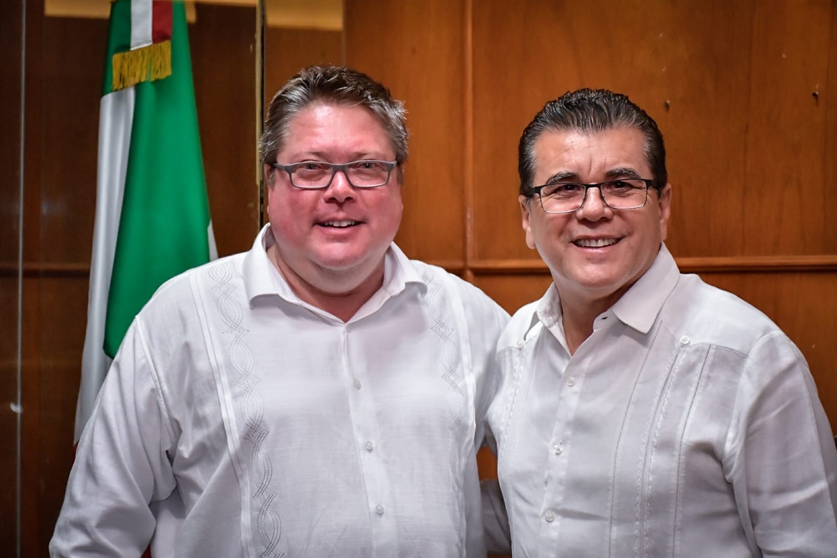 Matthew Roth, cónsul de EU en Hermosillo y Édgar González Zatarain, alcalde de Mazatlán