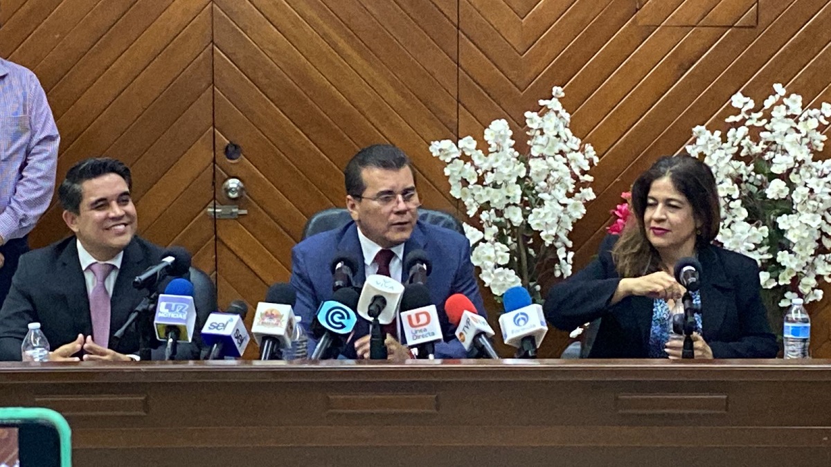 Asegura alcalde sustituto de Mazatlán no haber firmado por la adquisición de lámparas LED por 400.8 millones de pesos