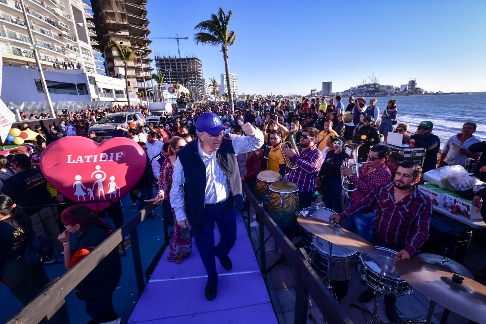 ‘Eclipsa’ a Rocha Moya primer desfile carnavalero en Mazatlán