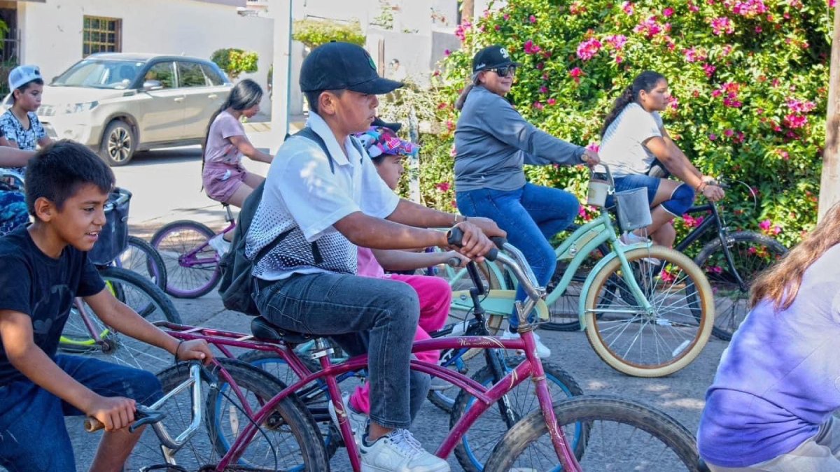 niños y jóvenes paseando en bicicleta