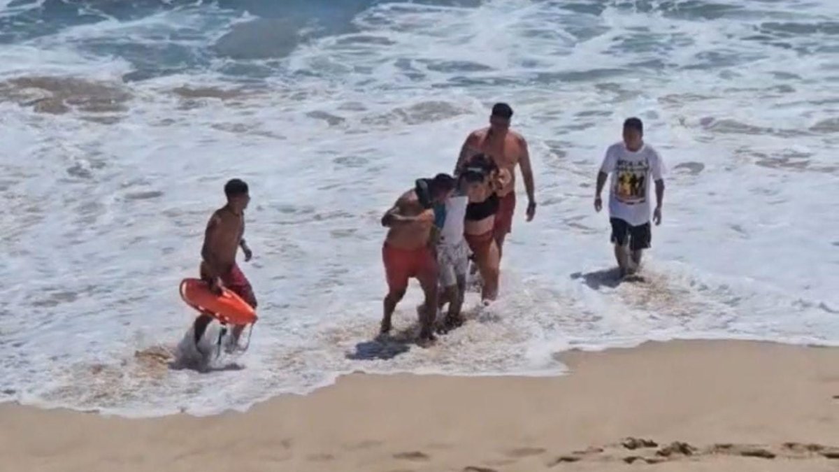 Salvavidas rescatan a tres personas atrapadas por corrientes marinas en Mazatlán