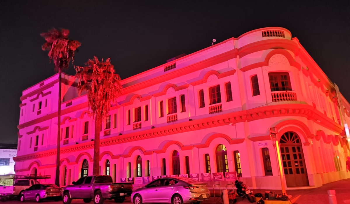 CIE Los Mochis se ilumina de rojo por Bicentenario del Heroico Colegio Militar