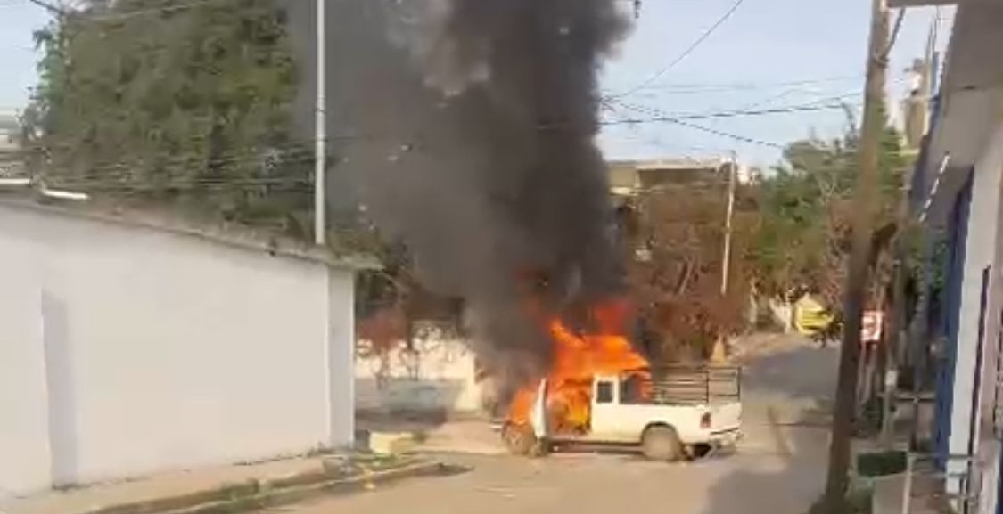 se incendia camioneta en Villa Unión