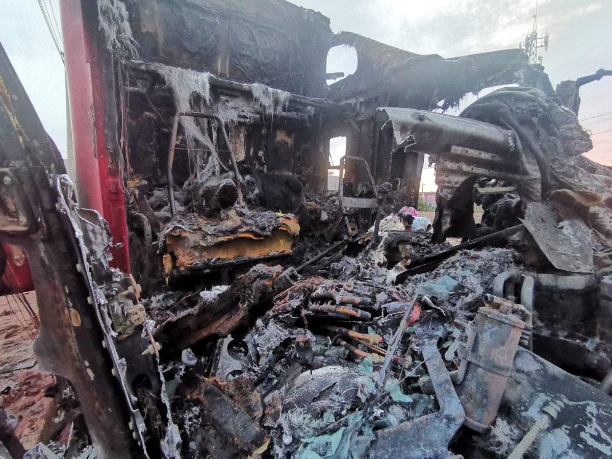 Incendio consumió la cabina de un tráiler en Los Mochis