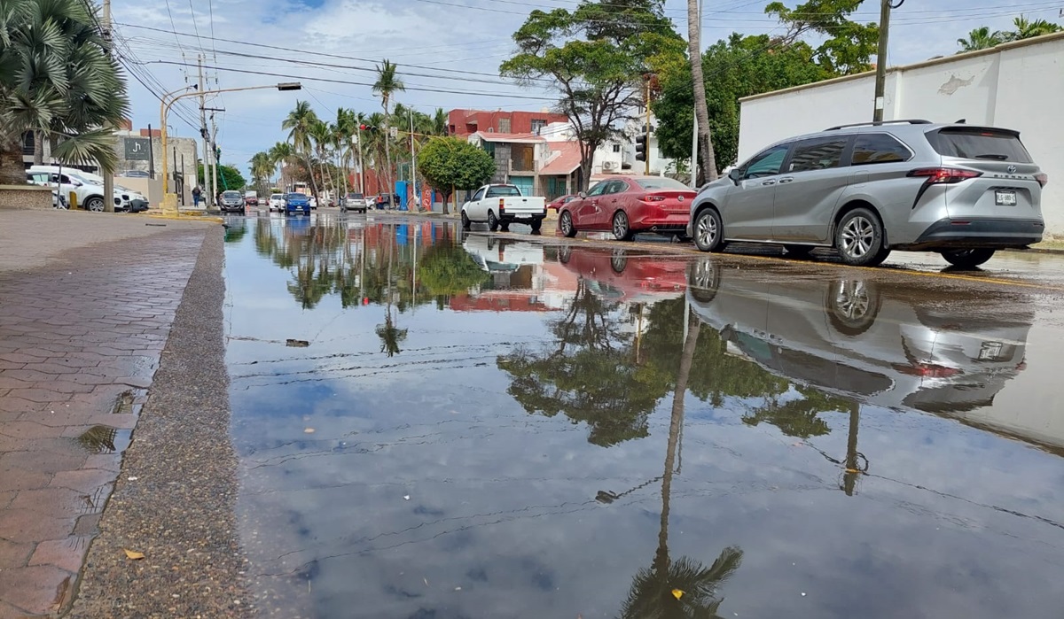 Se inunda avenida Cruz Lizárraga y Lola Beltrán, en Mazatlán
