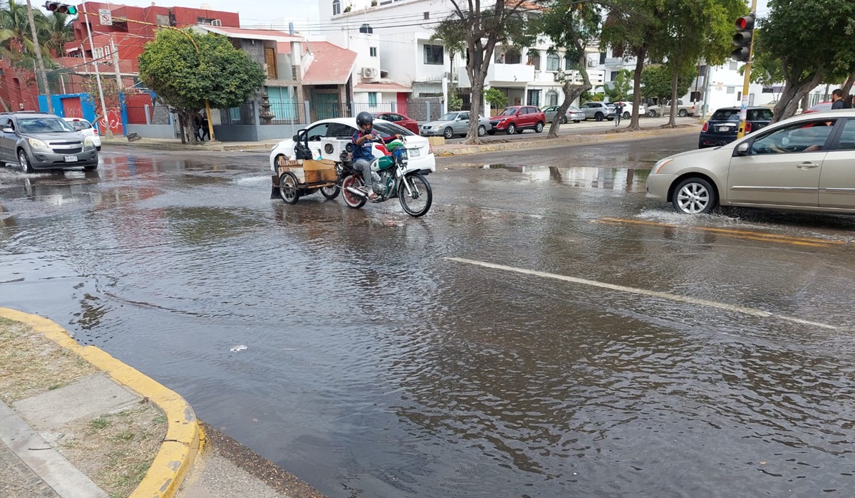 Se inunda avenida Cruz Lizárraga y Lola Beltrán, en Mazatlán
