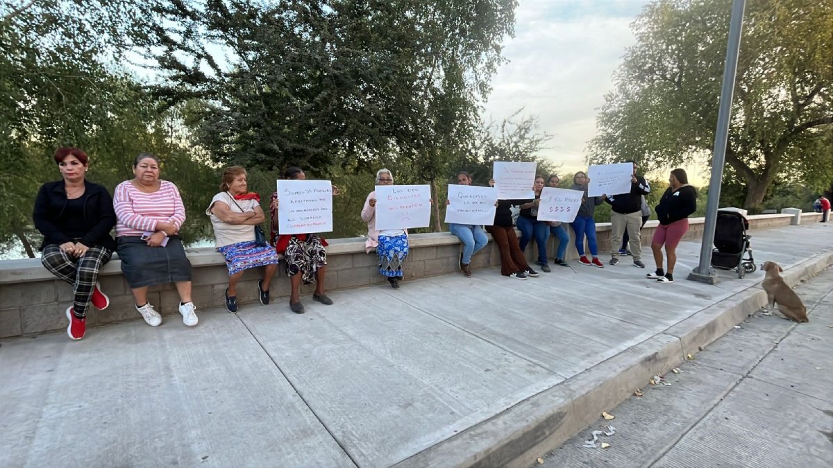 Se manifiesta afectados por desbordamiento de río en Guasave