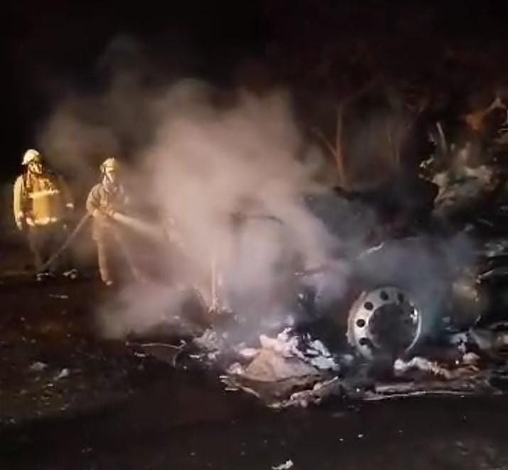 Por falla mecánica se incendia tráiler en movimiento sobre la Culiacán-Mazatlán