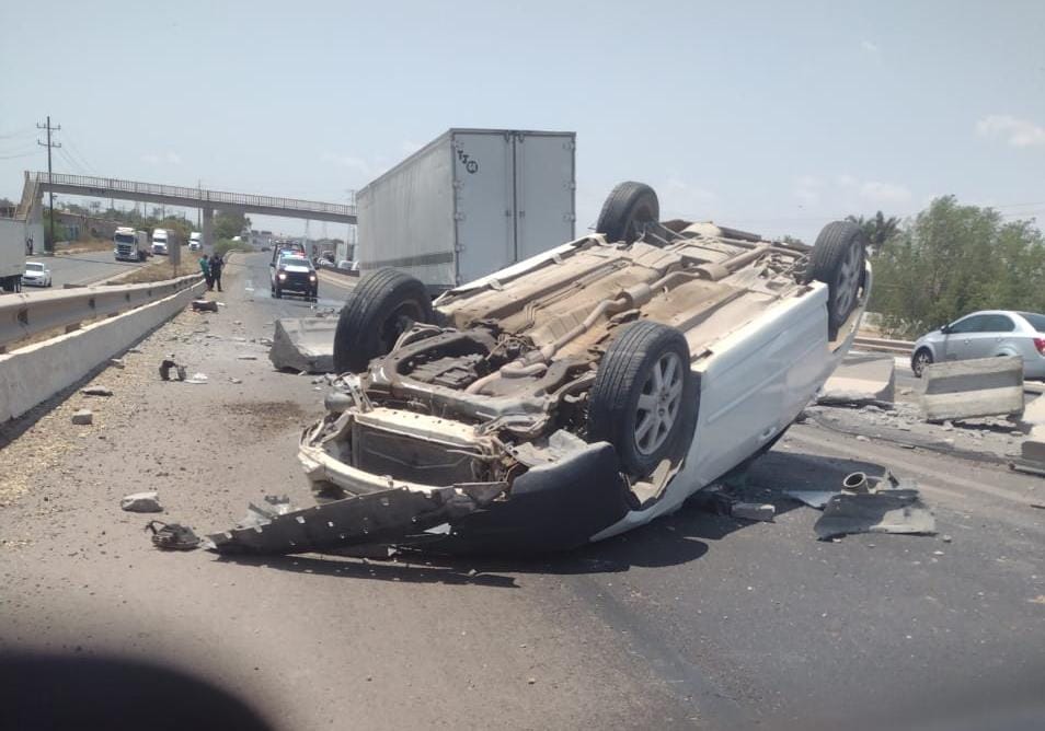 se registra otro aparatoso accidente en el puente a desnivel de juan josé rios