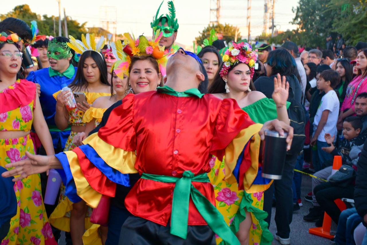Grupo Vibra 95.1 es parte de la Fantasía Brasileña en el primer Recorrido del Carnaval Guamúchil 2024