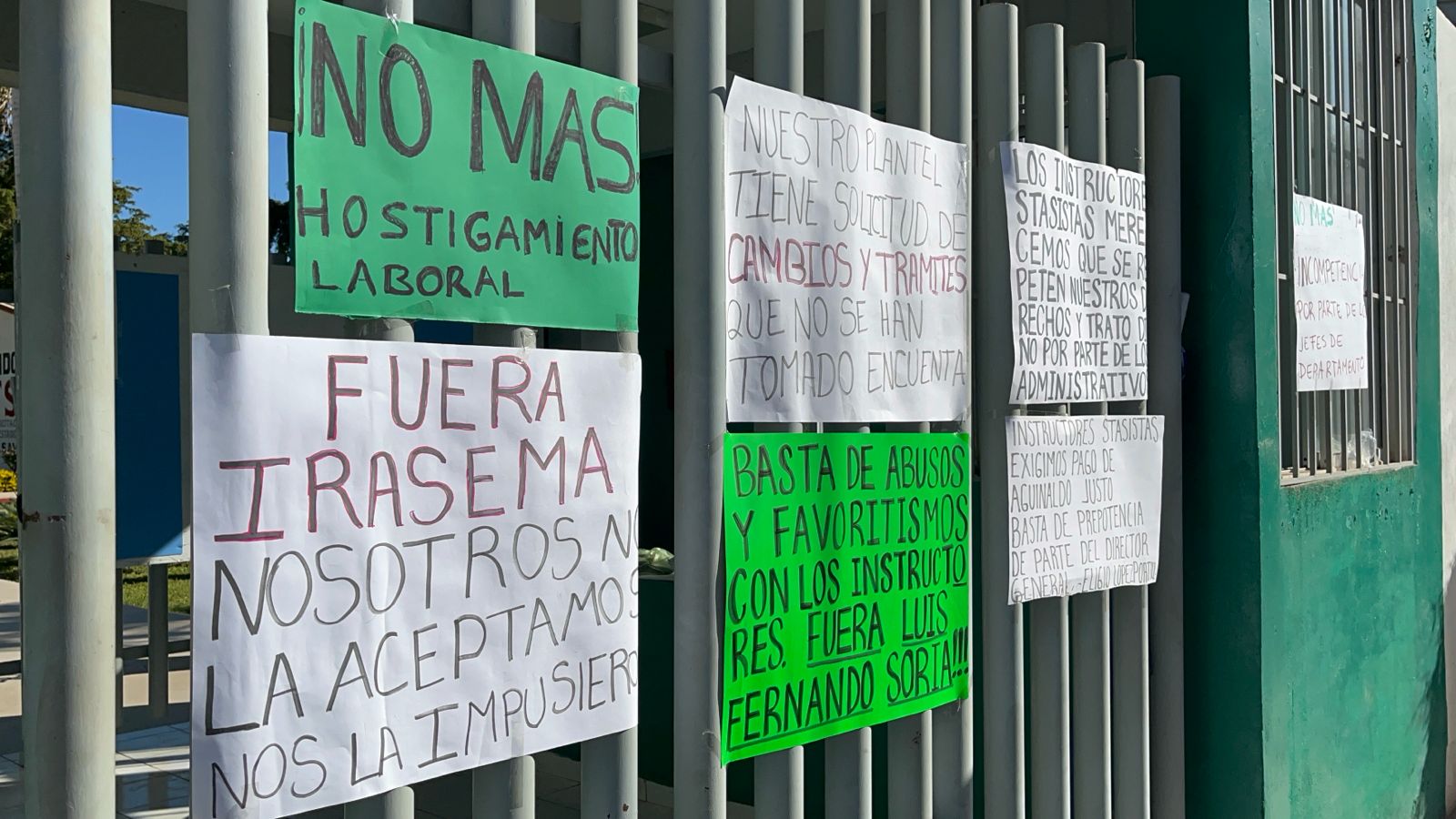 Carteles de manifestación en el Icatsin Guasave