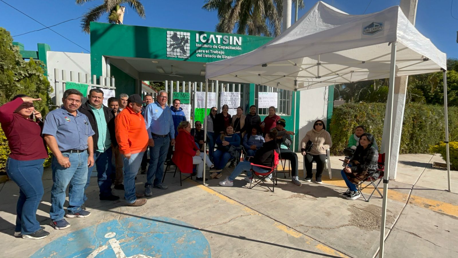 Trabajadores sindicalizados del Icatsin Guasave manifestándose en las instalaciones