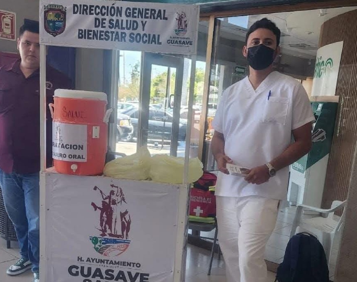 ¡El calor lo amerita! Más de 80 litros de suero reparten diario en puntos de hidratación de Guasave