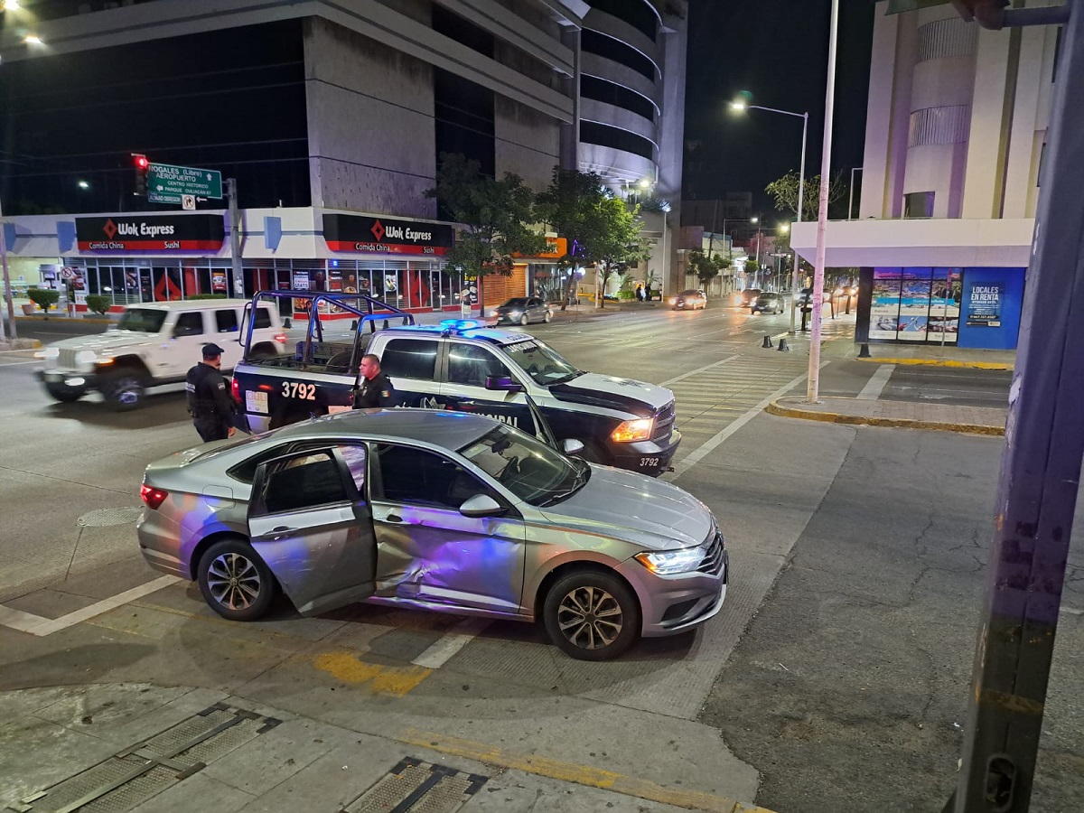 Sujetos armados provocan choque y roban vehículo en el Centro de Culiacán