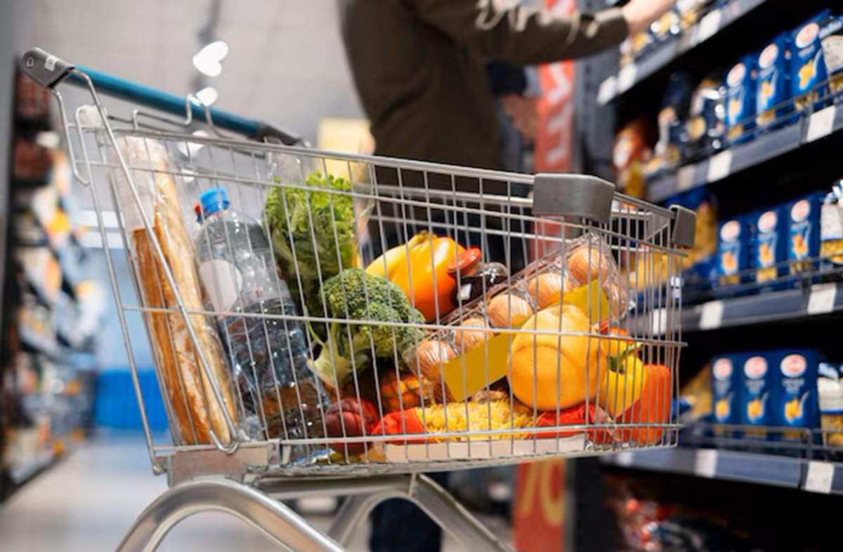 Carrito de supermercado con productos, frutas y verduras