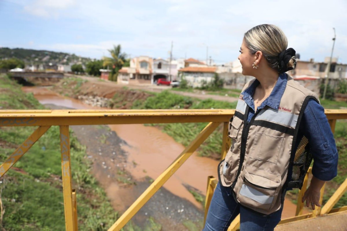 Supervisa Estrella Palacios zonas bajas de Mazatlán tras lluvias del jueves