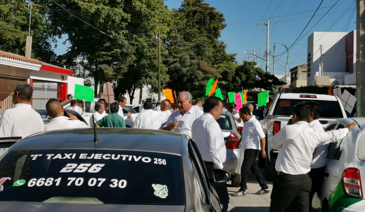 Taxistas de Los Mochis se manifiestan en casa de tesorero, lo acusan de desfalco