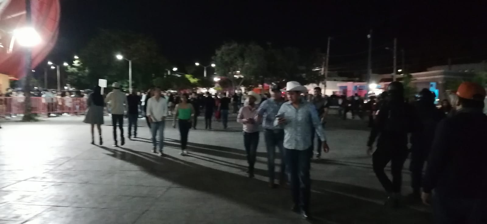 De tejana abarrotan el Teodoro Mariscal para bailar con los Prófugos del Anexo en Mazatlán