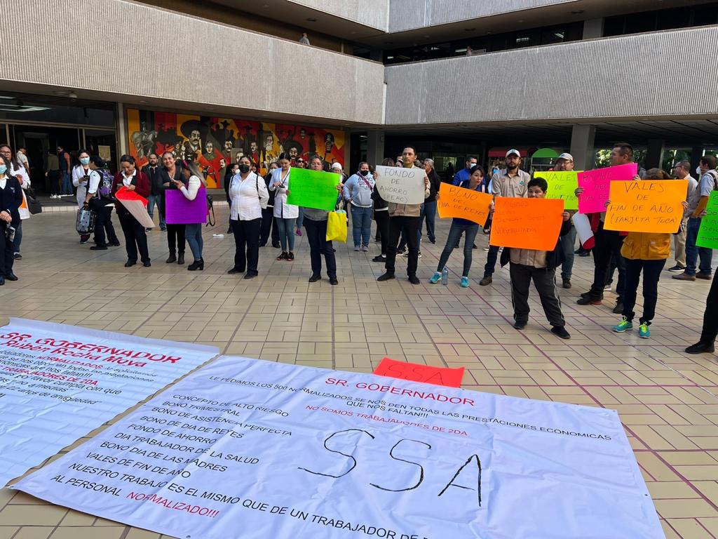 Se manifiestan trabajadores de la Salud; exigen todas las prestaciones de las 500 plazas entregadas