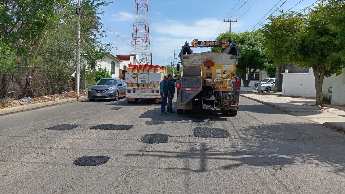 El número de baches se ha reducido más de un 50 por ciento en comparación con el año pasado: Ayuntamiento de Culiacán Trabajos de bacheo en Culiacán