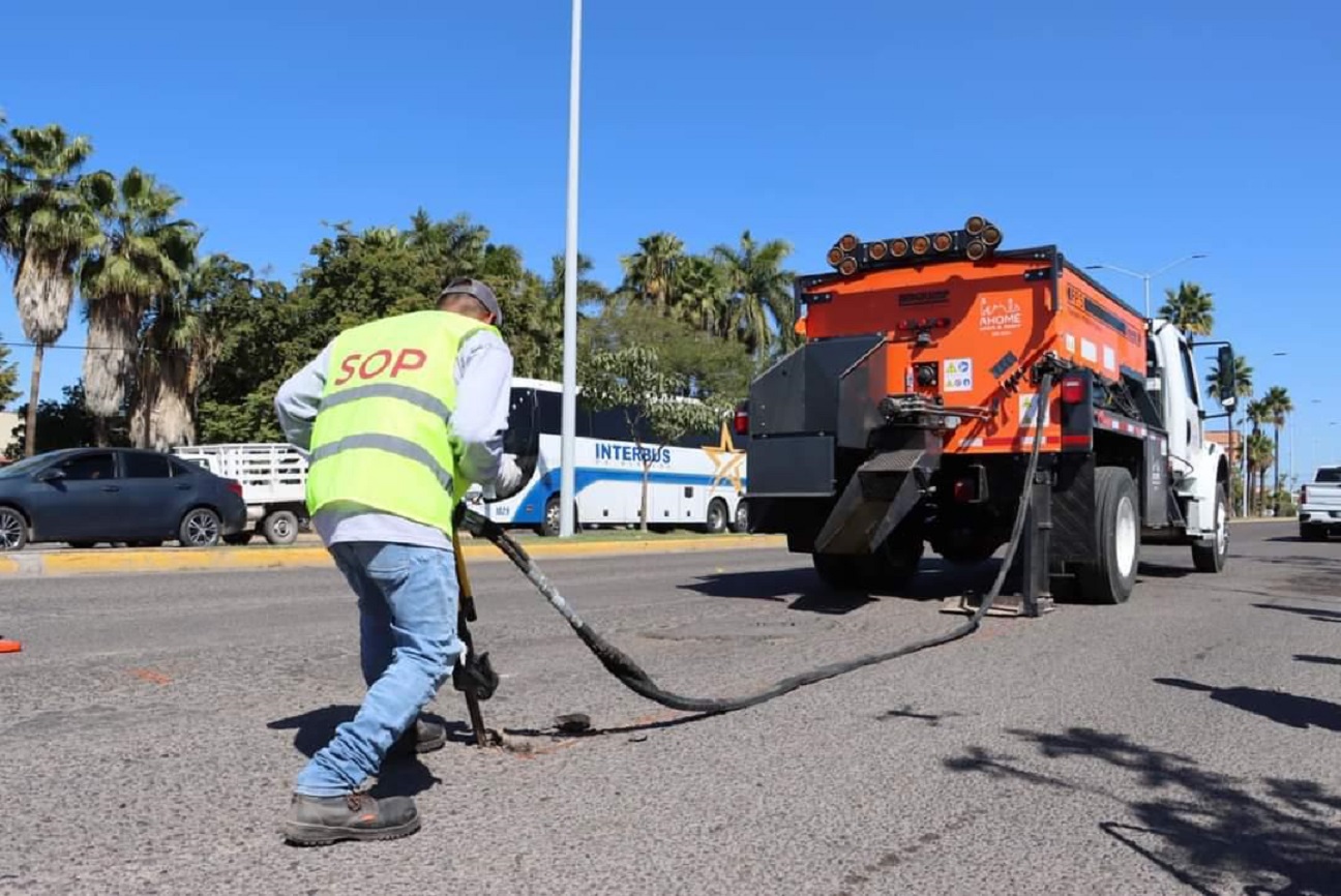 Trabajadores del Ayuntamiento de Ahome realizando labores de mantenimiento de vialidades
