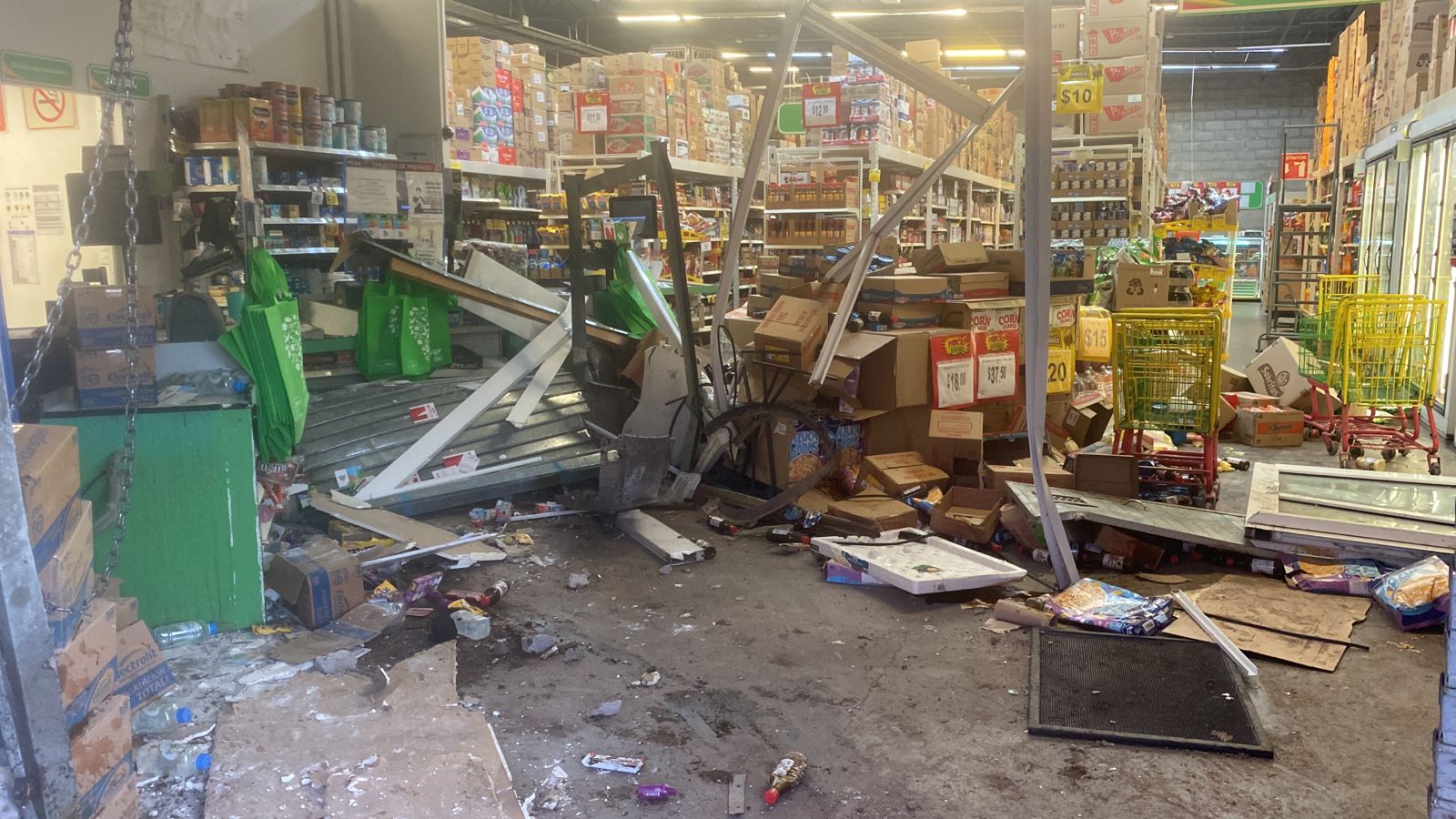 Tras choque, vehículo se mete a tienda departamental en el fraccionamiento Los Ángeles, en Culiacán