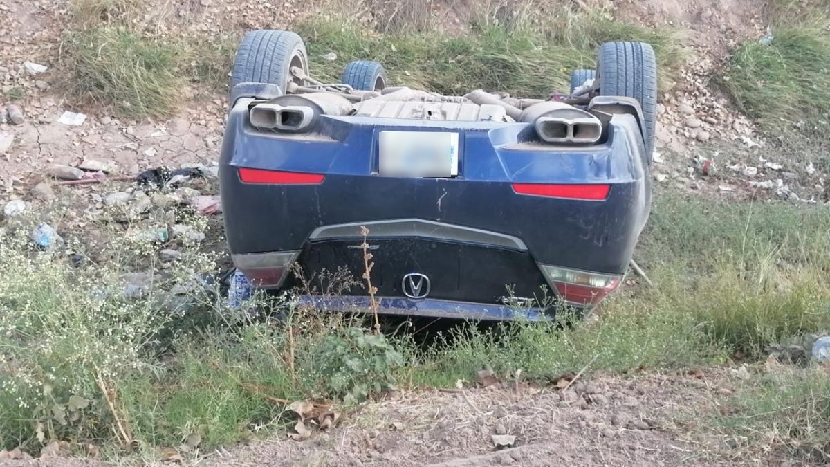 Tres personas lesionadas deja volcadura en canal de Guasave