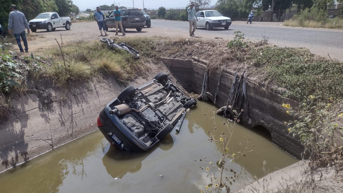 automóvil volcados en un canal en Costa Rica, Culiacán