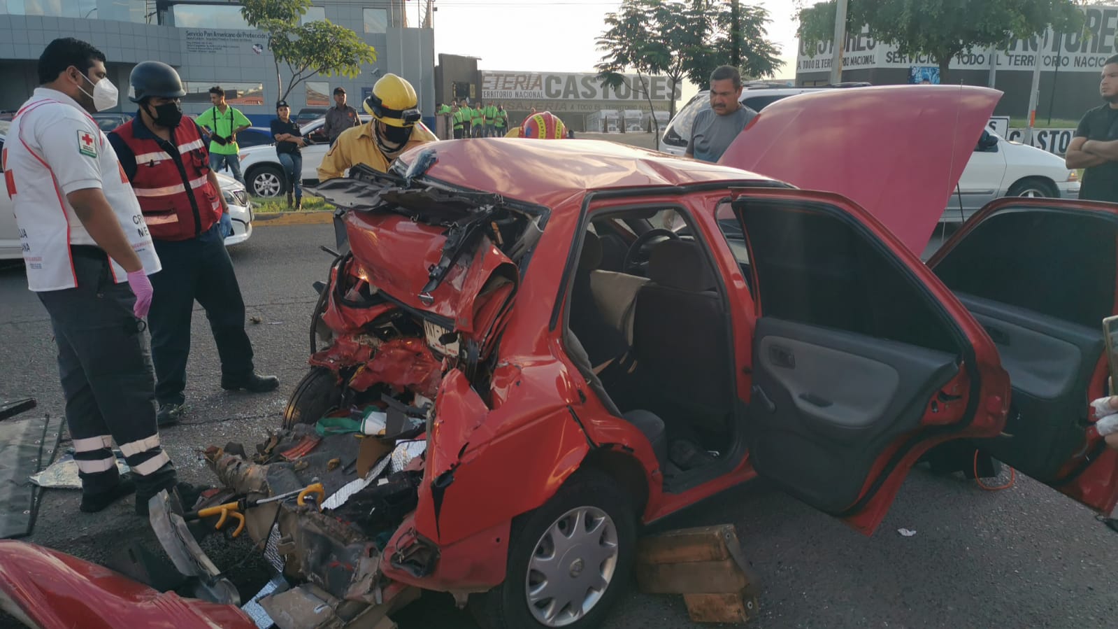 Aparatoso accidente en la zona del mercado de Abastos de Culiacán deja varios lesionados y atrapados
