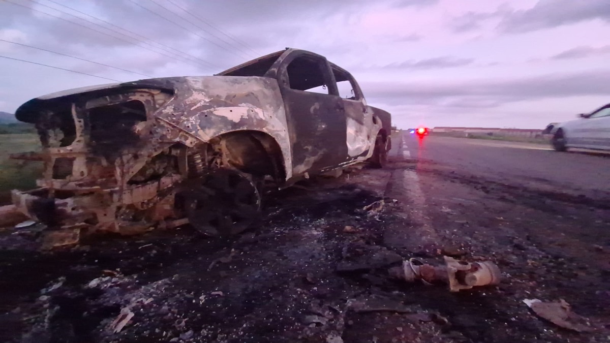 Vehículo quemado al norte de Culiacán durante narcobloqueos
