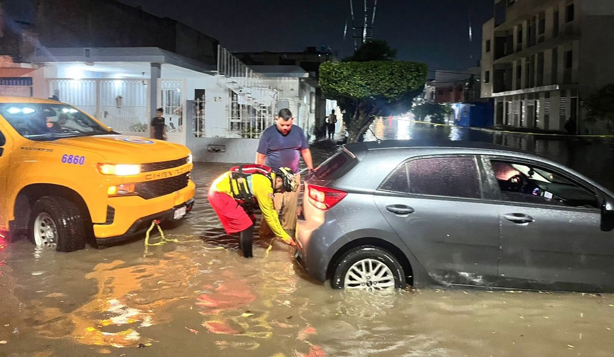 Vehículo varado en Mazatlán tras fuerte lluvia