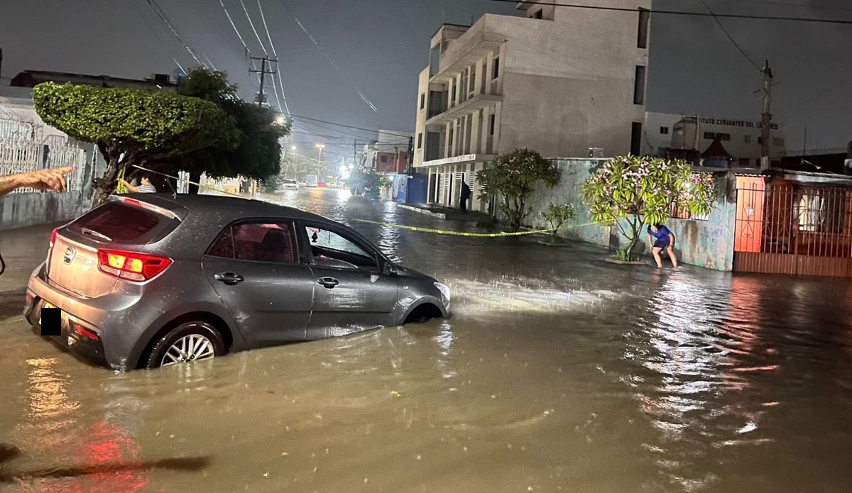Vehículo varado en Mazatlán tras fuerte lluvia