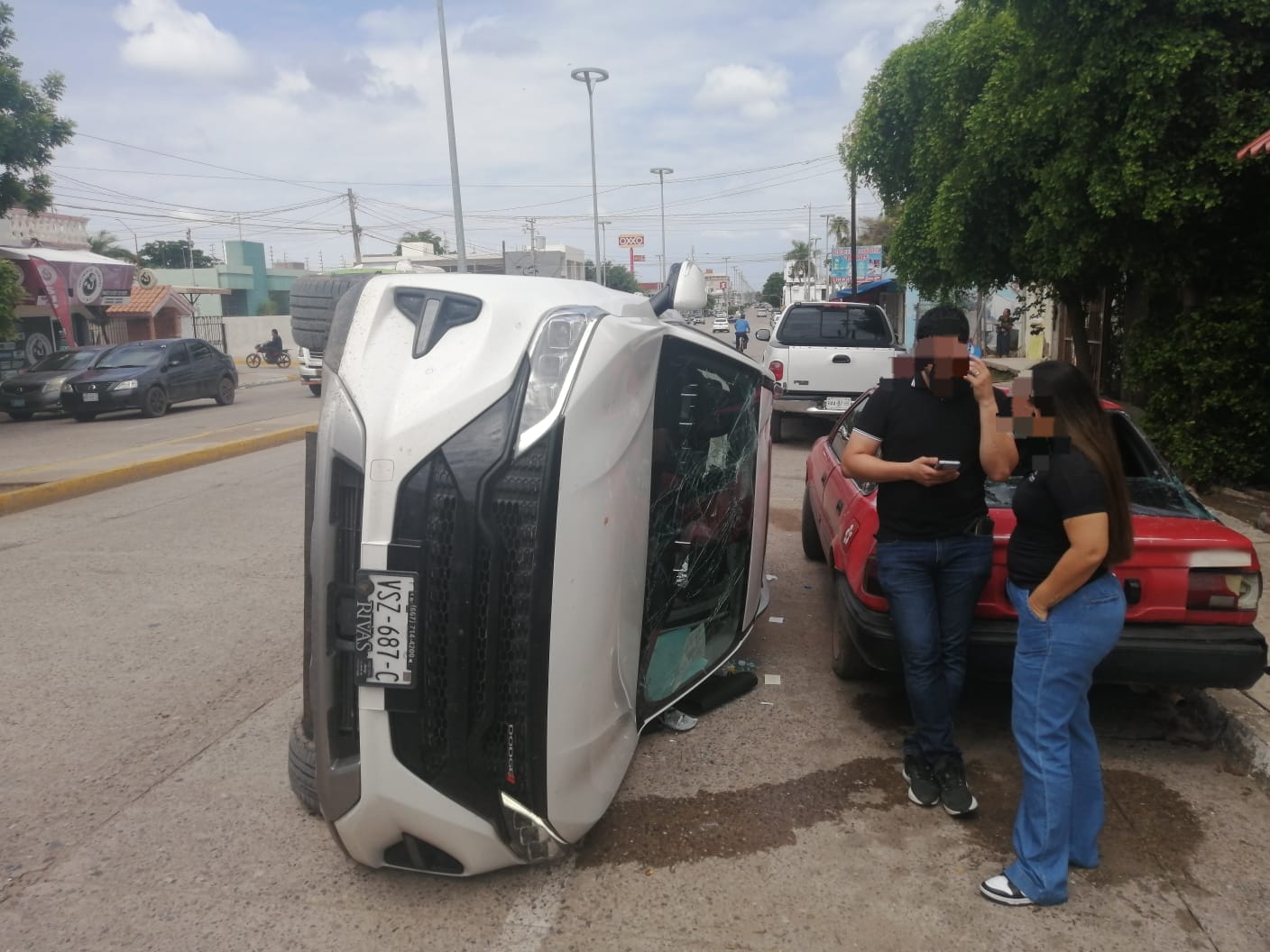 Vuelca unidad tras ser impactada por otro vehículo por el bulevar Rosales, en Guamúchil Vuelca unidad tras ser impactada por otro vehículo por el bulevar Rosales, en Guamúchil