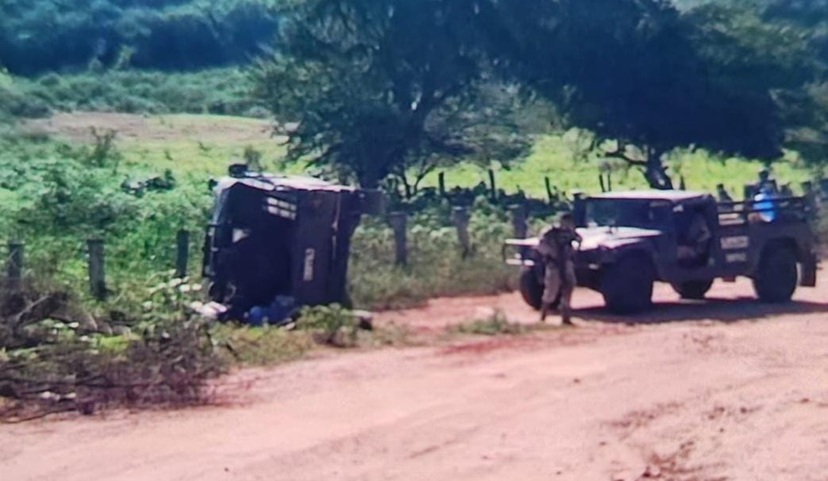 Vuelcan militares durante enfrentamiento con delincuentes en Paredones, sindicatura de Jesús María, en Culiacán