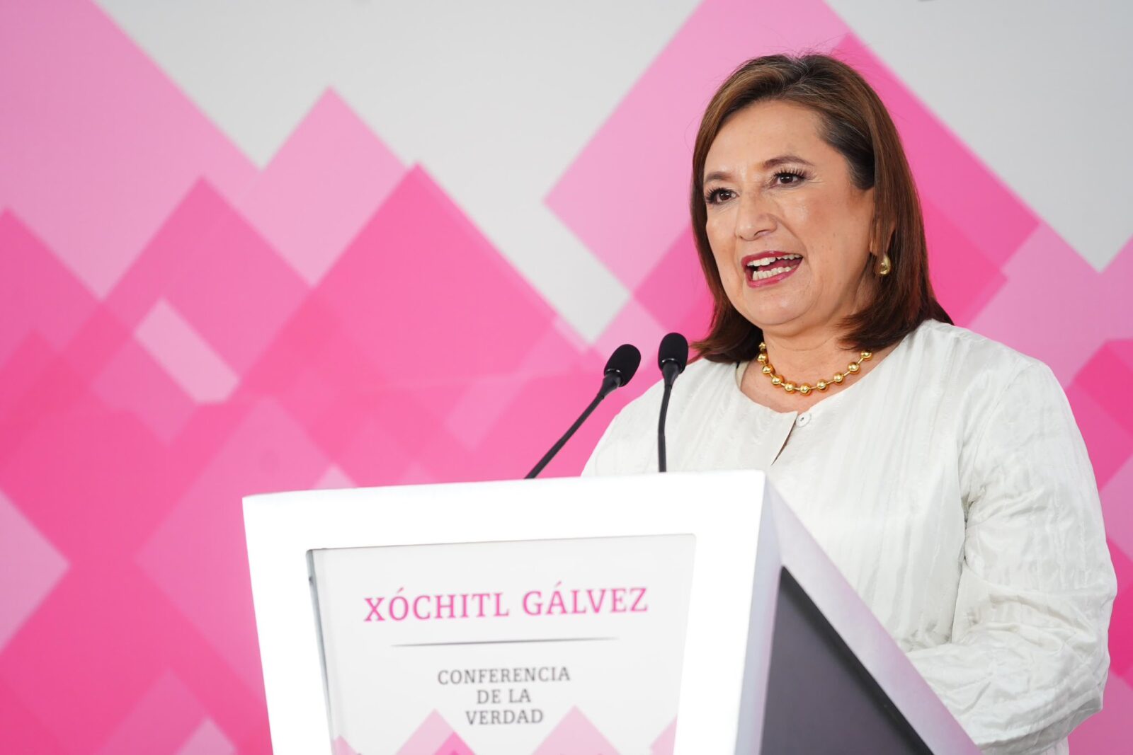 Xóchitl Gálvez en podio, dando un discurso