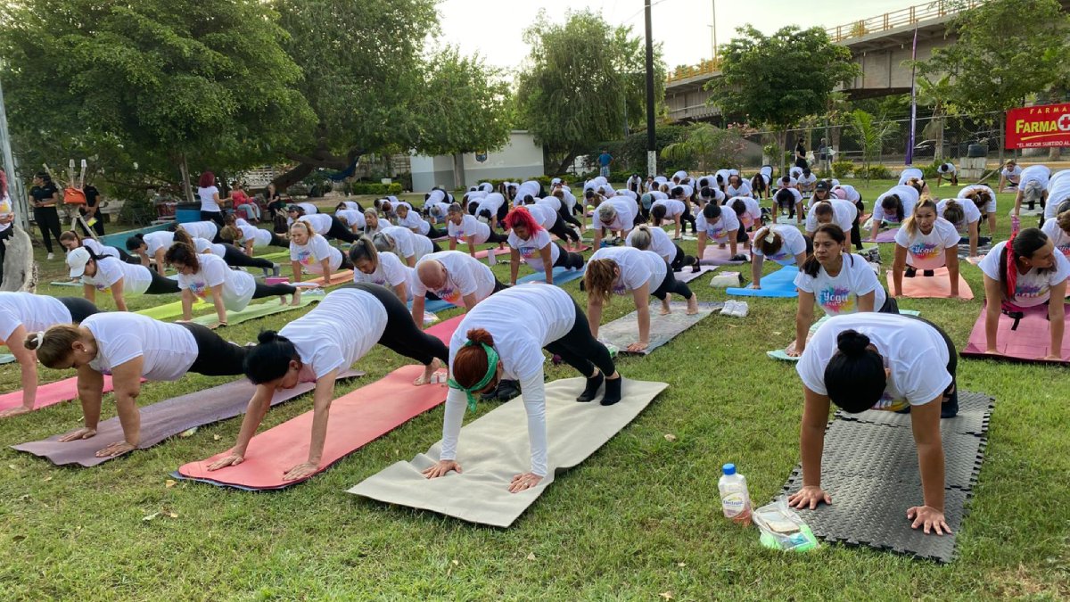 Personas en el Yoga Fest 2025 en el Malecón Municipal de Guasave